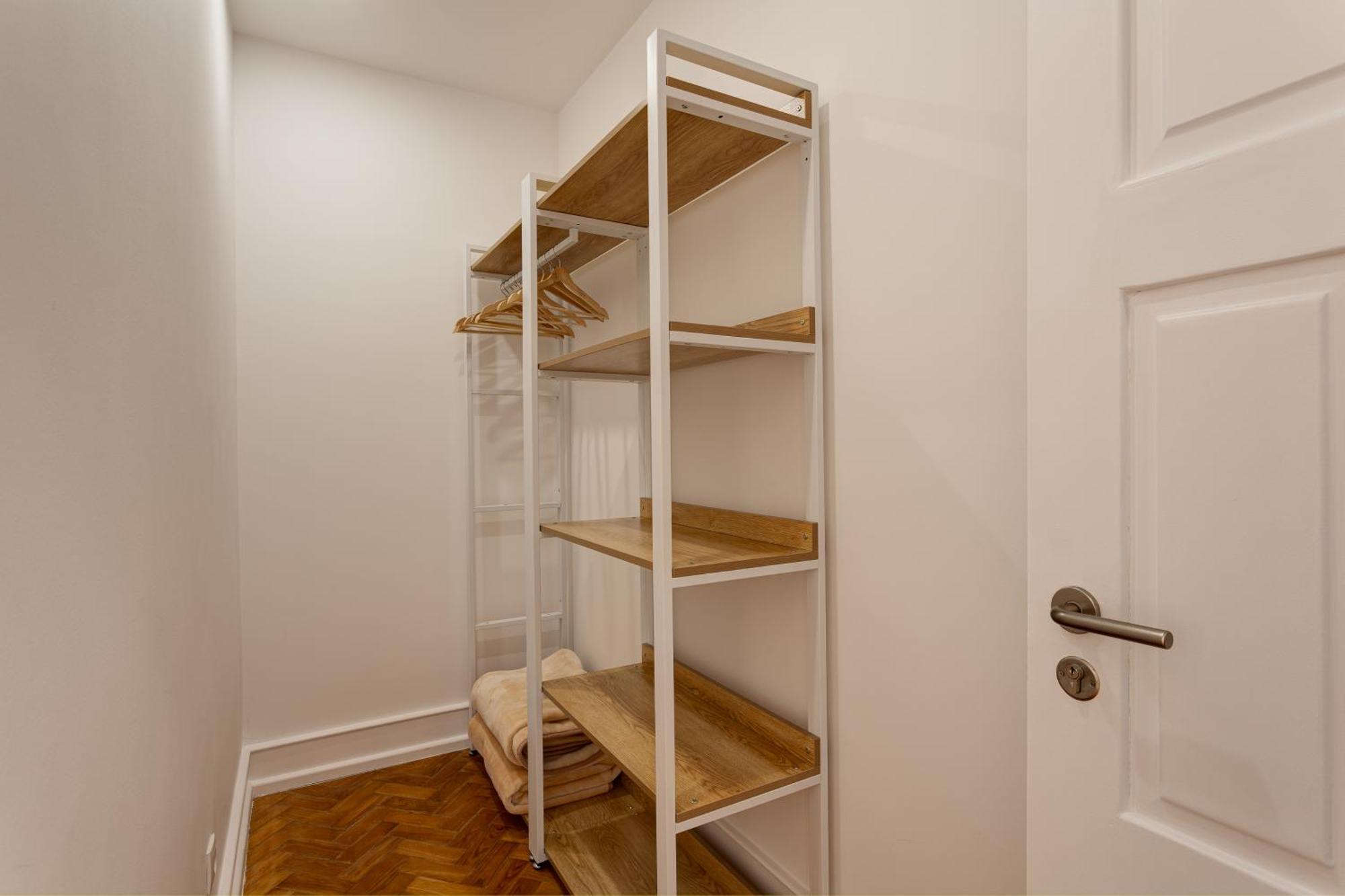 Apartment Home Out Rooms & Apartments *